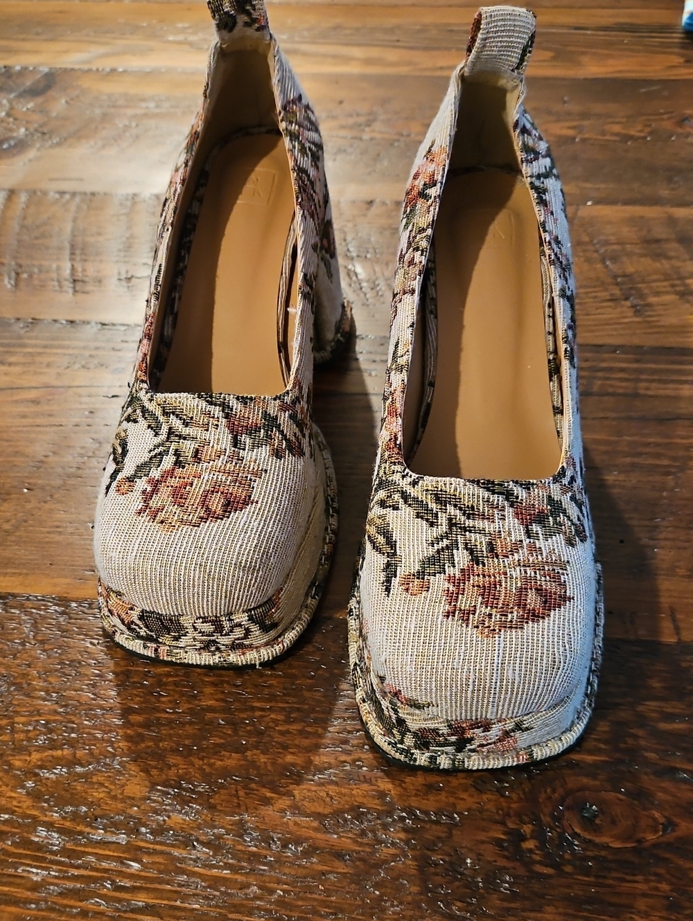 Nwob Tapestry Floral Platform Heels in Cream & Brown Like New